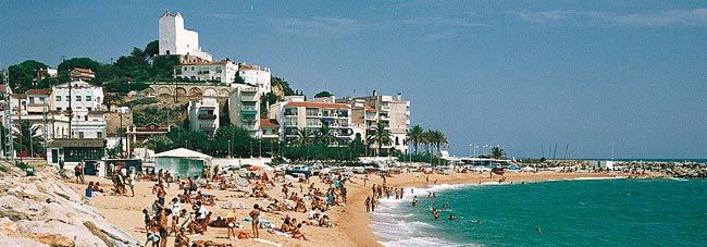 Llar d'avis Sant Pol personas en la playa